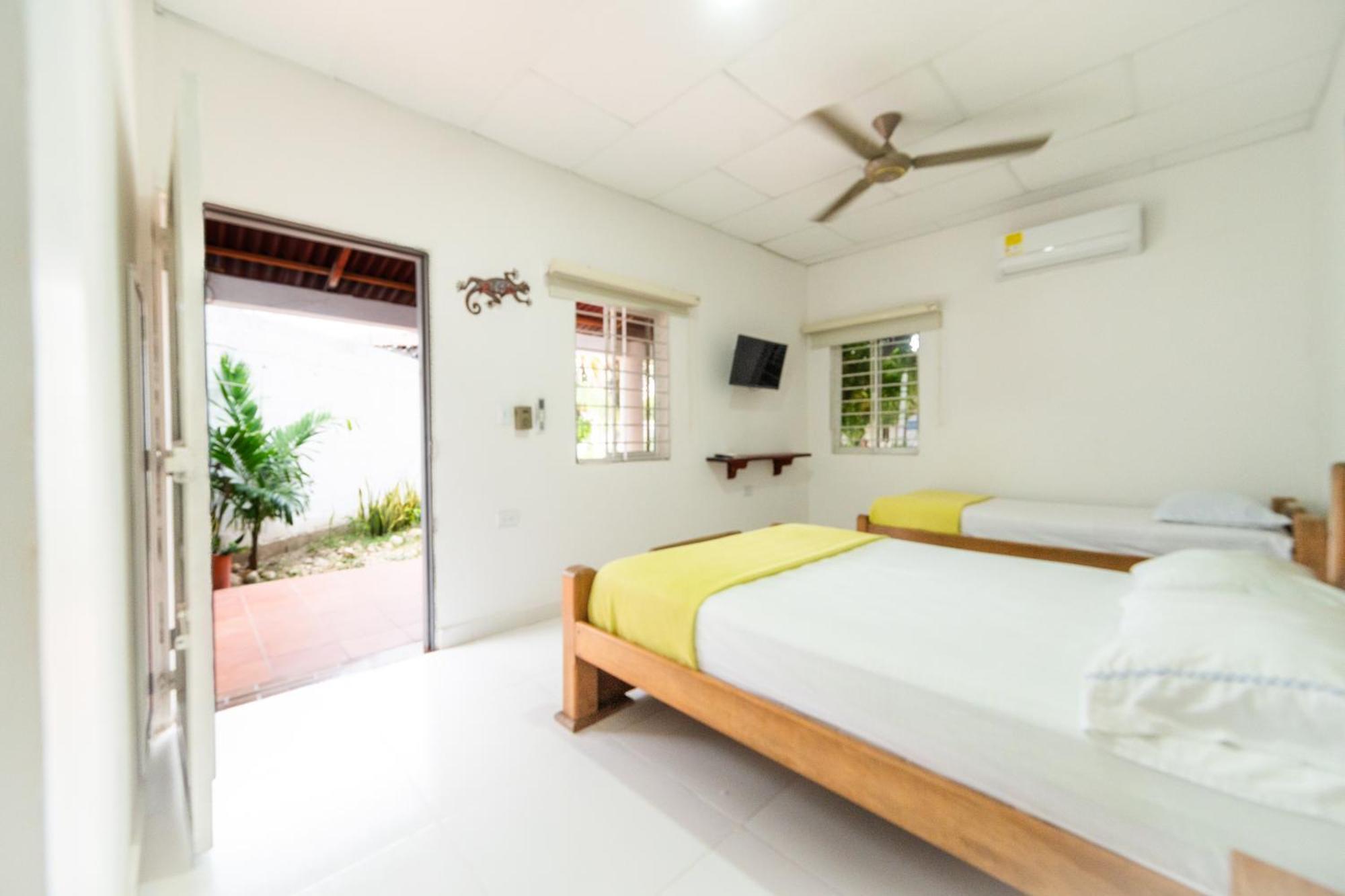 Hostal Del Mar - Tolu Bagian luar foto